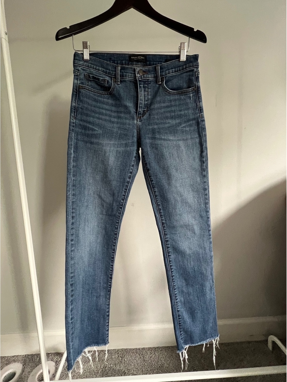 Banana Republic Girlfriend Jeans Size 28 Premium Denim Raw Hem Cropped Blue